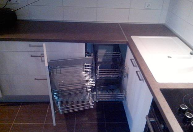 bijela rustikalna kuhinja s kutnim elementom